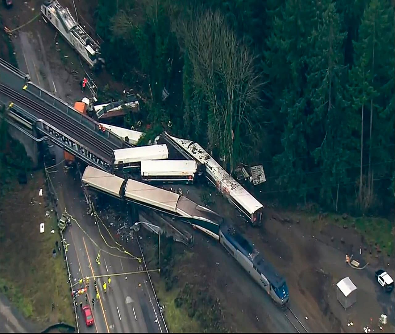 Uno de los vagones cayó en la autopista Interestatal I-5 y otro quedó colgando del puente ferroviario.