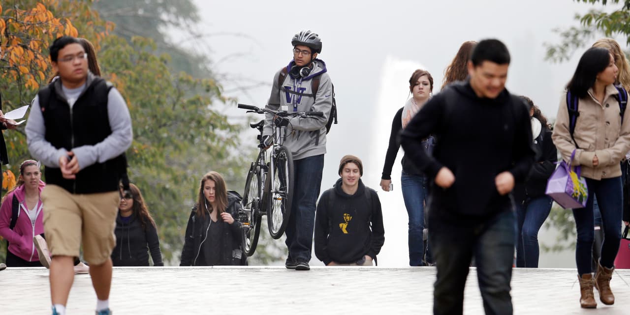 Consejos para padres hispanos que quieren ayudar a sus hijos a entrar a la universidad