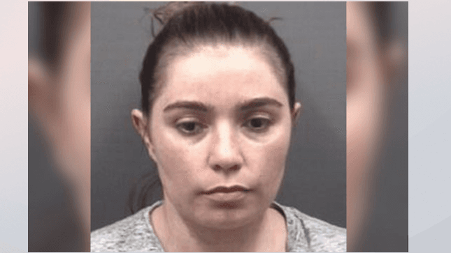 Mujer pone gotas para los ojos en el refresco de su prometido