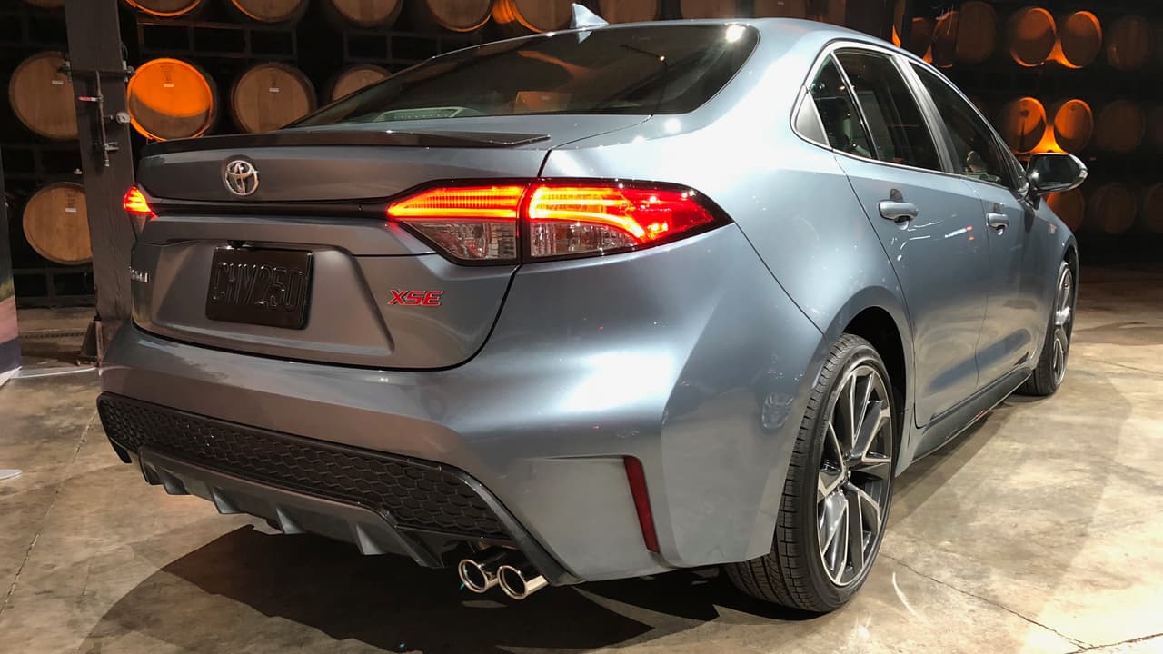 El Toyota Corolla sedán 2020 llegará a los concesionarios de la marca en el transcurso de la segunda mitad de 2019. Una versión híbrida llegará al mercado meses después, convirtiendose en el primer 
<b>Toyota Corolla híbrido </b>de la historia. Los precios de las distintas versiones se anunciarán cerca del lanzamiento.