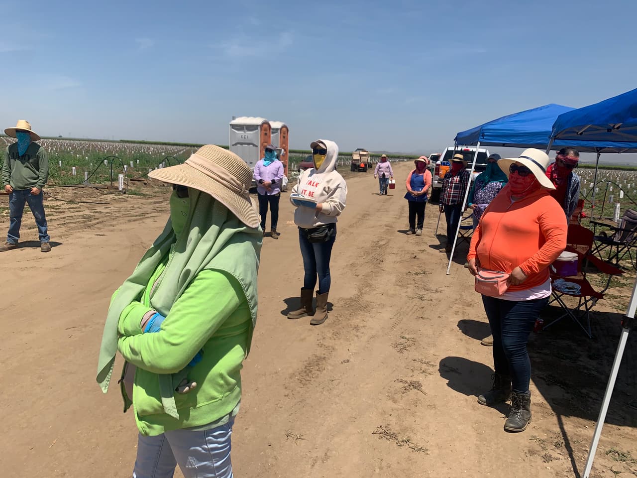 Con"las mañanitas" sorprenden a campesinas del Valle Central por el Día de la Madre 'anticipado'