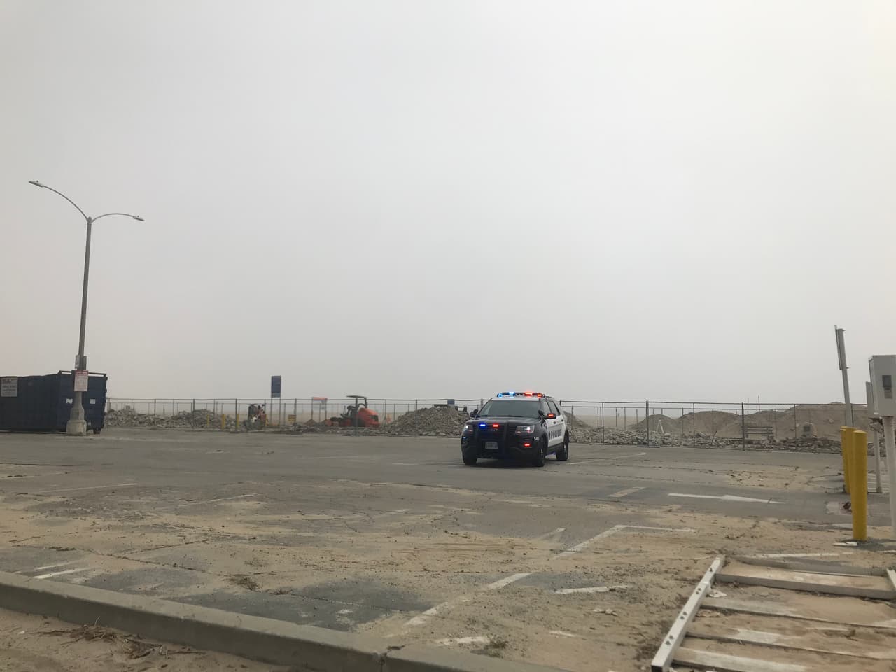 Densa neblina y muchos policías forman parte del recorrido por la costa de 
<a href="https://www.univision.com/local/los-angeles-kmex/">Los Ángeles</a>, desde Santa Monica y hasta Malibú durante la primera ola de calor que azota al sur de 
<a href="https://www.univision.com/temas/california">California</a>.