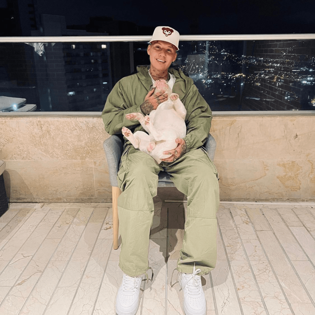 Bendito es 
<a href="https://www.univision.com/musica/blessd-el-bendito-del-reggaeton-made-in-medellin-fotos" target="_blank">el hijo de Blessd</a>. El cantante colombiano ha compartido varias fotografías de su perro, mostrando todo el amor que le tiene.