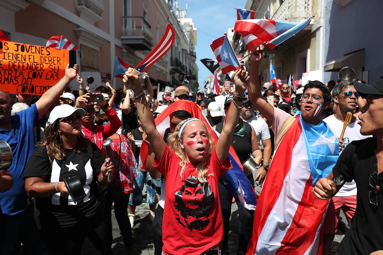 Un grupo de estudiantes protesta en el Viejo San Juan el 20 de julio de 2019 exigiendo la renuncia de Rosselló. Cuatro días después, el 24 de julio, el ahora renunciante gobernador 
<b><a href="https://www.univision.com/noticias/politica/ricardo-rossello-renuncia-a-la-gobernacion-de-puerto-rico-tras-dos-semanas-de-intensas-protestas-en-su-contra">anunció que dejaría el cargo</a></b>, 
<b>la primera vez que ello ocurrió en la historia de Puerto Rico.</b>