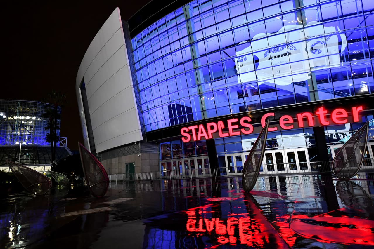 Algunos lugares icónicos como el Staples Center se iluminó con luces azules durante la pandemia de coronavirus el 9 de abril de 2020 en Los Ángeles, Estados Unidos.