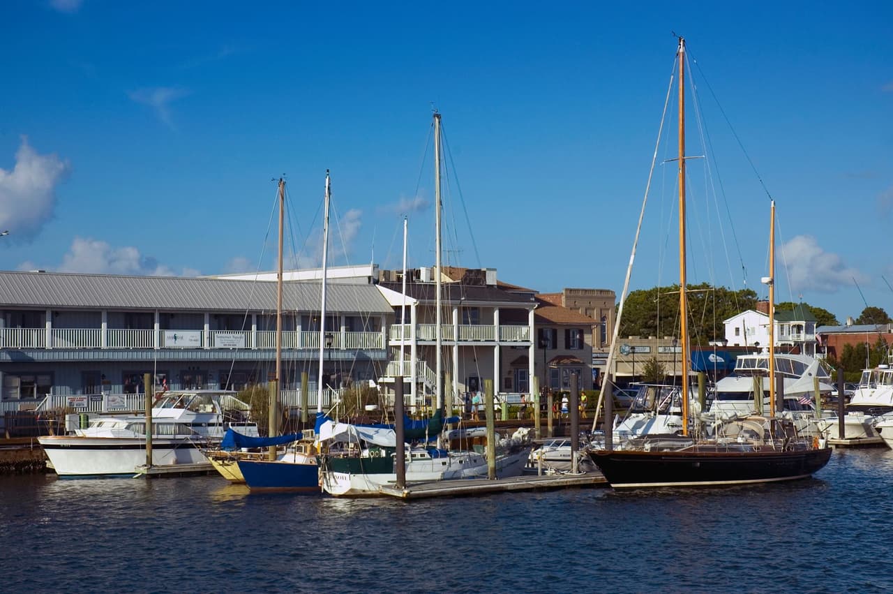 <b>Número 5: Beaufort</b>. Beaufort es una de las ciudades con más encanto de Carolina del Norte. Esta pequeña y tranquila ciudad costera alberga el parque estatal Fort Macon, un fuerte restaurado de la Guerra Civil, el Museo Marítimo de Carolina del Norte y, lo más famoso, el servicio de ferry Island Express, que ofrece paseos a lo largo de Crystal Coast y te deja para explorar Shackleford Banks, donde puedes buscar conchas marinas, pescar o nadar y, si tienes suerte, echar un vistazo a los caballos salvajes de la zona.