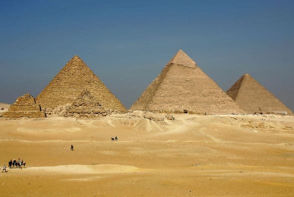 Han surgido teorías y especulaciones. Algunos de estos investigadores estiman que las pirámides de Egipto, más que tumbas, eran templos donde se iniciaban en ciencias y conocimientos ocultos a los candidatos para recibirlos, y que aún guardan muchos secretos que tal vez nunca lleguemos a descubrir.