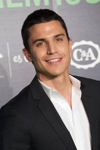 El apuesto actor se convertirá en Javier Morey en El Príncipe, y nos conquistará cada noche apoderándose de la pantalla de UniMás.