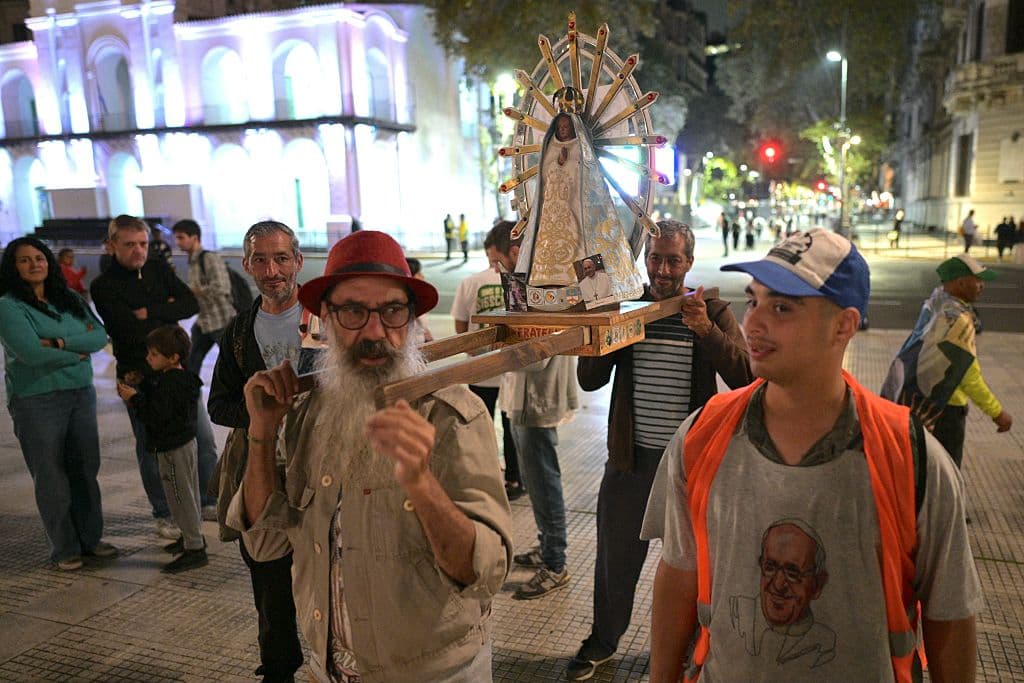 Vigilia por el papa Francisco organizada en la plaza de Mayo. (Photo by JUAN MABROMATA / AFP) (Photo by JUAN MABROMATA/AFP via Getty Images)