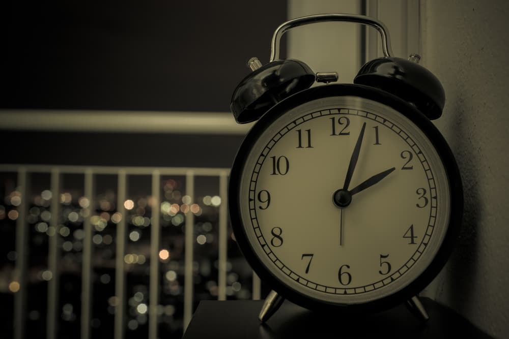 Este ritual debe hacerse durante la madrugada, alrededor de las 2 de la mañana. Debes estar en cama, manteniendo los párpados casi cerrados por completo.