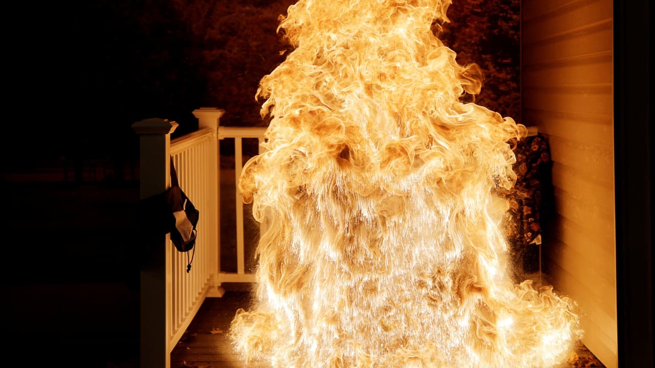 Bola de fuego: esto es lo que pasa si intentas freír un pavo y no se ha descongelado