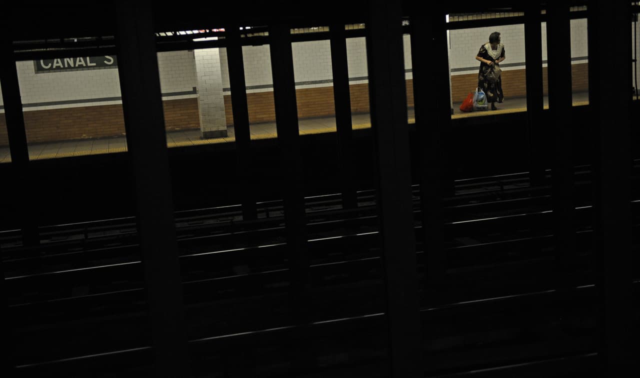 Murió al tratar de orinar entre vagones