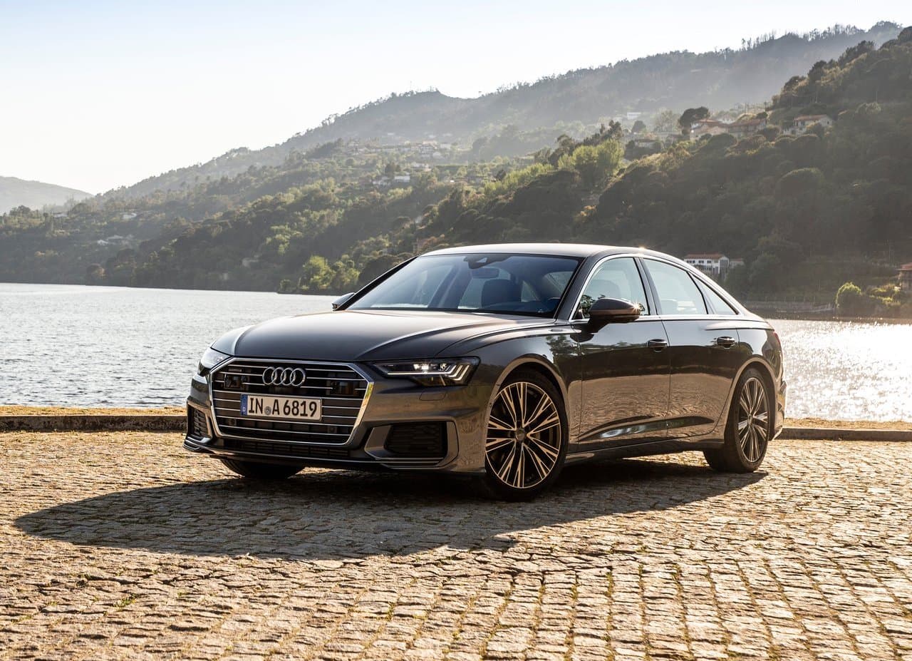 <h3 class="cms-H3-H3"><b>2. Audi A6</b></h3>
<br>
<b>Diferencial porcentual de precio sobre modelo de un año de uso: </b>41.0%
<br>
<b>Diferencial de precio en dólares sobre modelo de un año de uso: </b>$26,199
<br>
<br>La disminución en popularidad del segmento de los sedanes también pasa factura al Audi A6. Sin embargo, se trata de una muy buena oferta para quienes buscan un vehículo lujoso de alto rendimiento. Este sedán también ofrece un sistema de información y entretenimiento bastante intuitivo y un interior espacioso.
<br>
