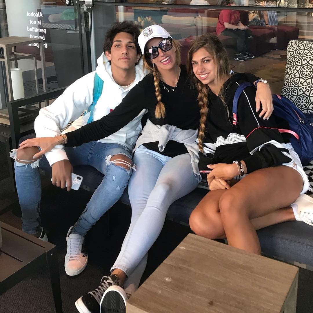 La Flaca confesó que tuvo 
<b><a href="https://www.univision.com/shows/el-gordo-y-la-flaca/el-abrazo-de-despedida-que-le-dio-lili-estefan-a-su-hijo-antes-de-irse-fotos">sentimientos encontrados</a></b> al ver que su hijo daba un paso importante en su vida.