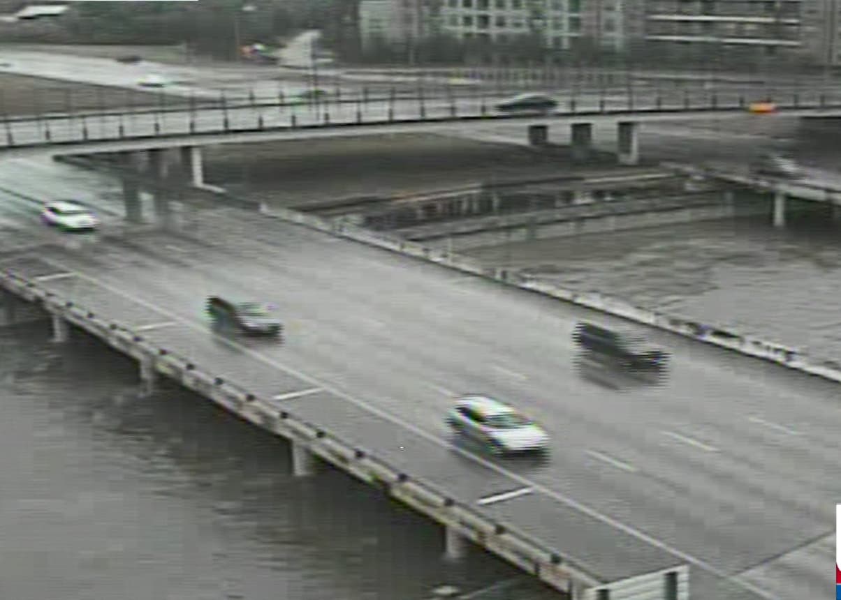 Los arroyos en el área de la carretera 288 South y la calle McGregor tuvieron un aumento significativo de caudal.