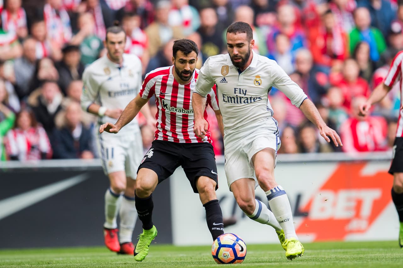 Real Madrid aventaja a Barcelona por cinco puntos, a falta de que el equipo catalán enfrente a Valencia en esta fecha y que el equipo blanco juegue un partido pendiente.
