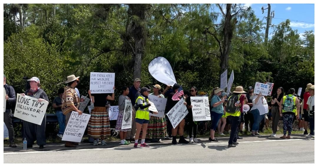 Protestas contra visita del presidente Trump al centro de detención de inmigrantes en los Everglades.