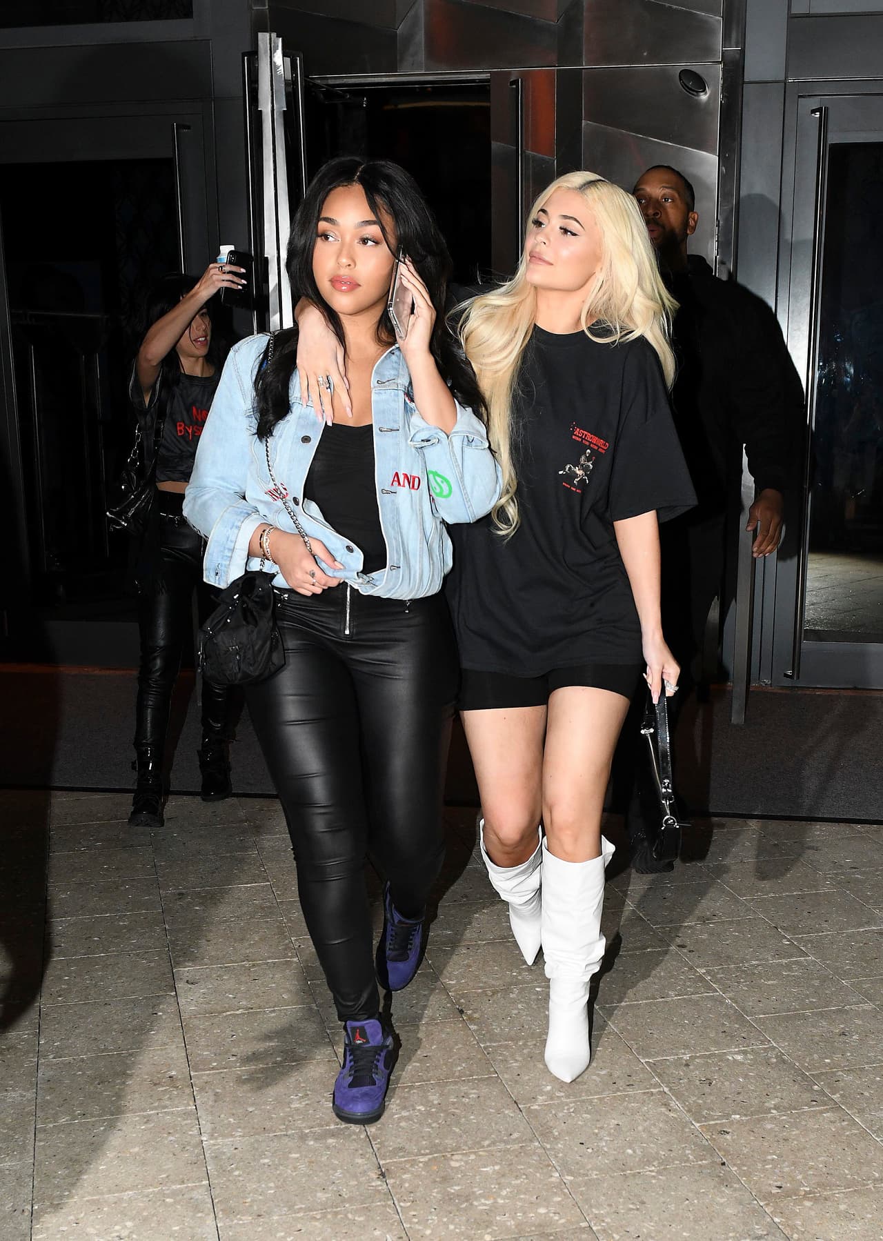 Luego, en febrero de 2019, se trascendió otra infidelidad: Jordyn Woods, quien fuera la mejor amiga de 
<b><a href="https://www.univision.com/famosos/jordyn-woods-abandonaria-la-casa-de-kylie-jenner-tras-ser-acusada-de-la-ruptura-de-khloe-kardashian-y-tristan-fotos">Kylie Jenner</a></b>, se había besado con Thompson