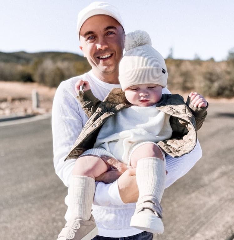 <b>Frankie Muniz</b>
<br>En 2020, anunció que se convertiría en papá junto a su esposa, Paige Price. En marzo de 2021, dieron la bienvenida a Mauz Muniz; en sus redes sociales comparten fotos con su pequeño constantemente.