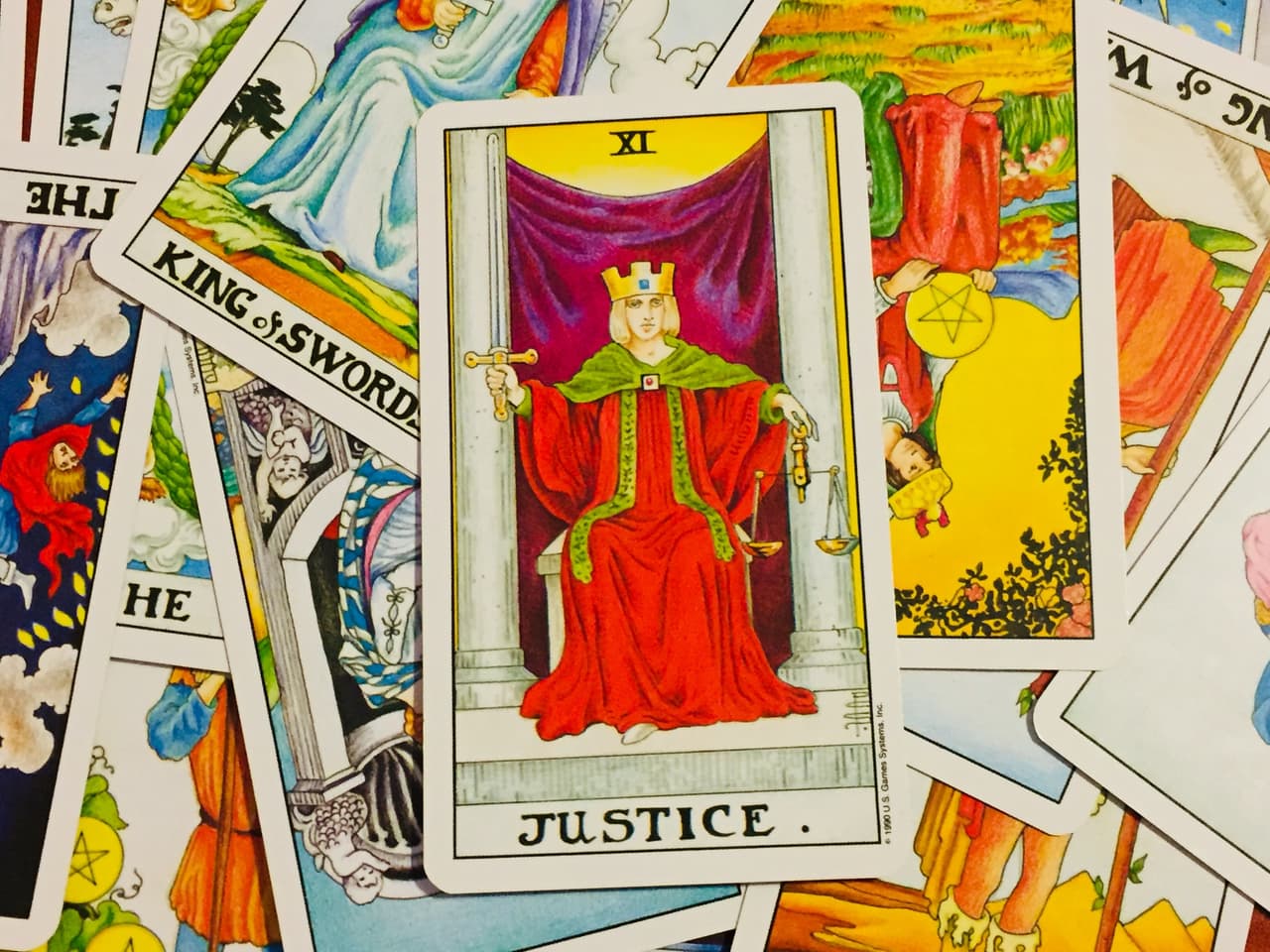 Claro, todo depende de la situación y la consulta en particular que se haga durante la lectura. Pero en sí la carta de la Justicia denota no sólo eso, sino la búsqueda de un equilibrio, de una balanza de tus acciones o decisiones. Es rigor, causa y efecto, equidad, consecución de armonía e imparcialidad.