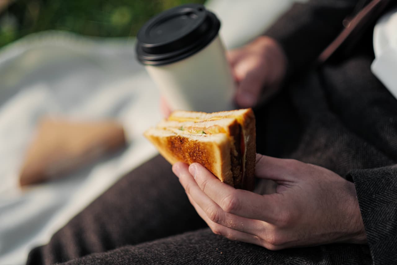 Un hombre murió tras comer sandwiches en su trabajo, era el “experimento” de un solitario colega
