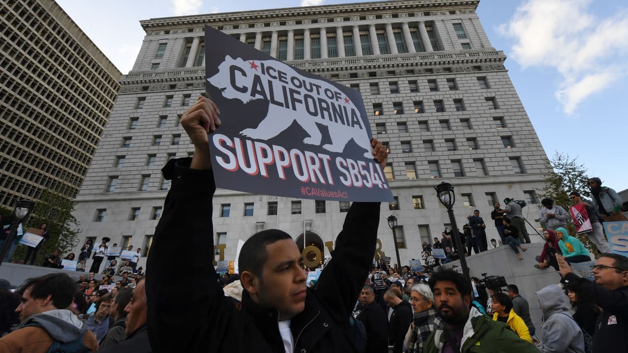 ‘Conoce tus derechos’, guía para indocumentados con la que el Fiscal de California busca protegerlos