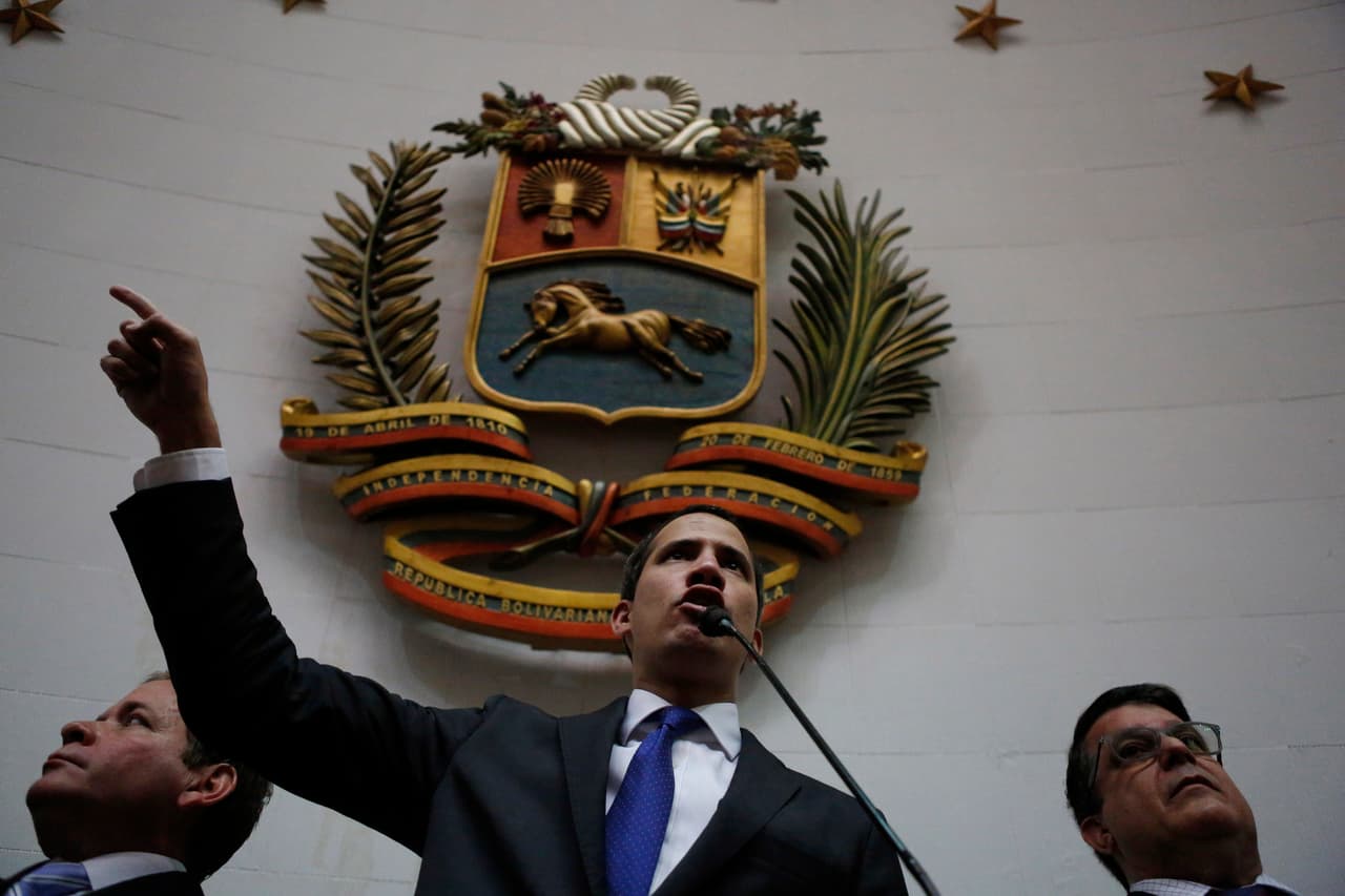 Una vez en el interior y tras cantar el himno nacional Guaidó tomó el control de la Asamblea y sostuvo que “la violencia no va a vencer.... Venezuela está primero que todo. Dios bendiga a estos diputados valientes que no se dejan chantajear”.