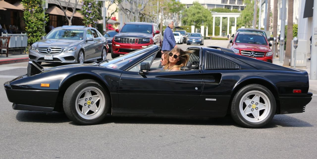 Se trata de un 
<b>Ferrari 328 GTS</b>, una auto construido por Ferrari entre 1986 y 1989. Este dos puestos de motor central trasero tuvo gran éxito en sus días y hoy es uno de los Ferrari cuyo estatus como auto de colección está subiendo más rápidamente. Una versión en buen estado el día de hoy puede llegar a costar más de 
<b>125,000 dólares</b>.