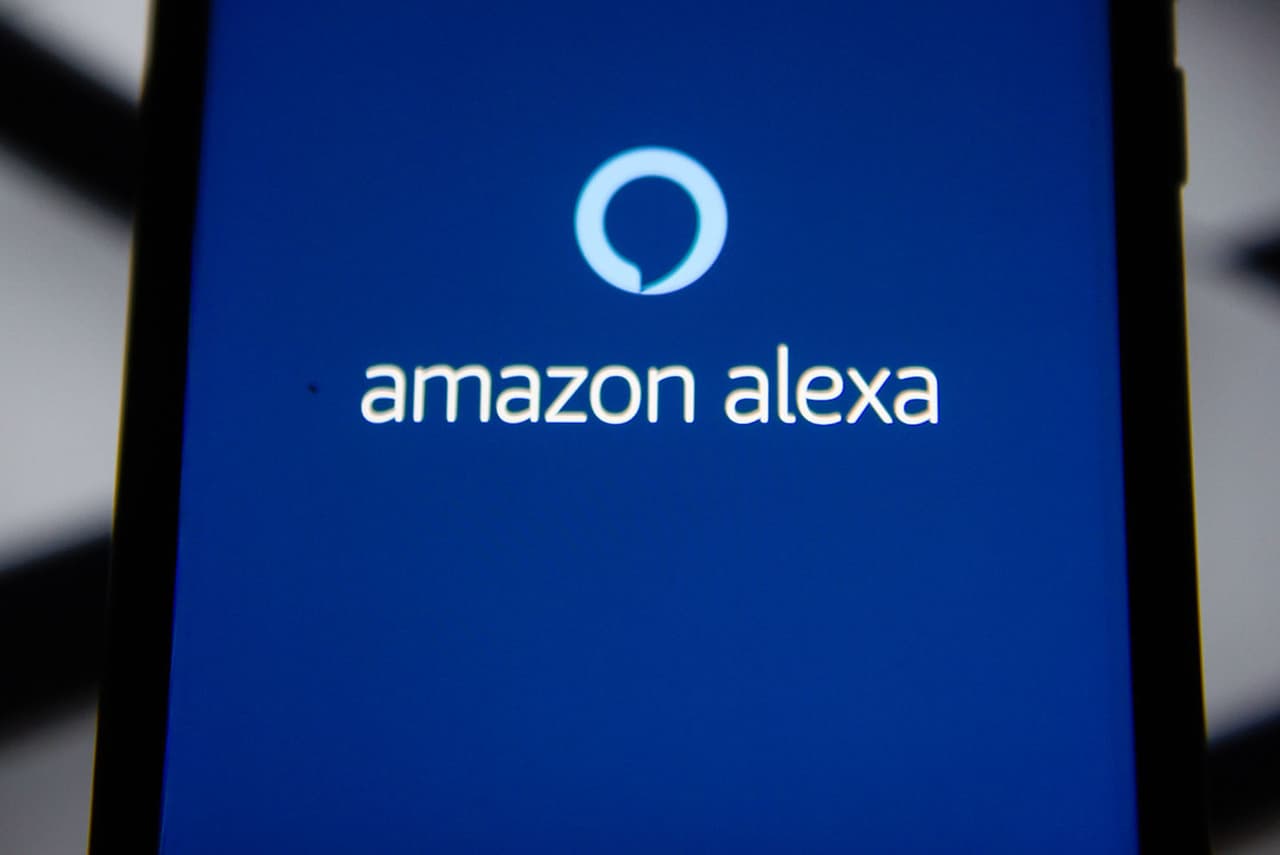<b>Puesto 1 (empate). Amazon</b>
<br>
<br>
<b>Comercial: ‘antes de Alexa’</b>
<br>
<br>
<b>Duración: 90 segundos</b>
<br>
<br>
<b>Costo: 16.8 millones de dólares</b>
<br>
<br>
<b>Año: 2020</b>
<br>
<br>En este comercial Ellen Degeneres y Portia de Rossi se preguntan cómo era el mundo antes del asistente Alexa, y el audiovisual lo responde de manera jocosa.
<br>
<br>(Para ver el comercial en youtube: https://youtu.be/PLUwmnPJIGk)