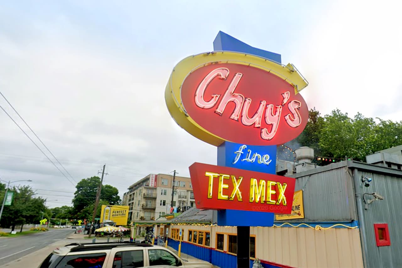 <b>Puesto 6. Chuy's.</b> 
<a href="https://www.chuys.com/"><u>Fue fundado en 1982 en Austin</u></a>, Texas y tiene cerca de 100 restaurantes en 17 estados. En 2019 su ganancia fue de 426 millones de dólares.
