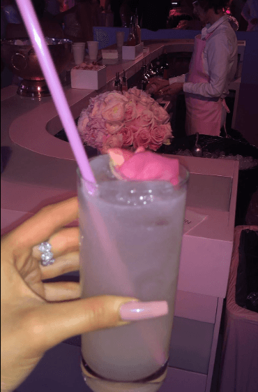 Para saciar la sed, Kylie Jenner ofreció sodas que eran adornadas con 
<b>pétalos de rosas </b>acorde a la temática del evento.