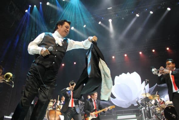 El Divo de Juárez, Juan Gabriel, hizo retumbar Phoenix con su música, su voz y sus bailes, enloqueciendo a miles de fans que llenaron el US Airways Center. Con un "¡Viva México!", Juanga arrancó su gira de conciertos del tour "Volver" ante un auditorio repleto que respondió con la misma pasión. Este ícono mexicano deleitó al público con sus grandes éxitos como "Querida", "El Noa Noa", "Inocente pobre amigo," y "Amor Eterno" entre muchos otros. El cantante se entregó por entero a sus seguidores, quienes cantaron, bailaron, lloraron y hasta aprovecharon para tomarse una selfie en un espectáculo que fue divertido y emotivo a la vez.