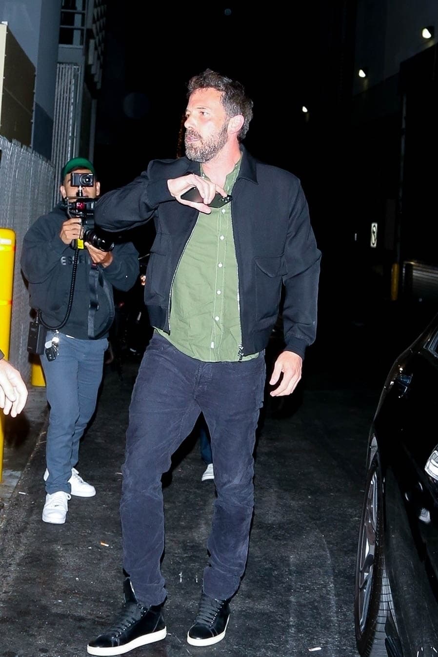 A diferencia de la cantante, por algunos instantes trató de ocultar su rostro ante los paparazzi. 
<br>