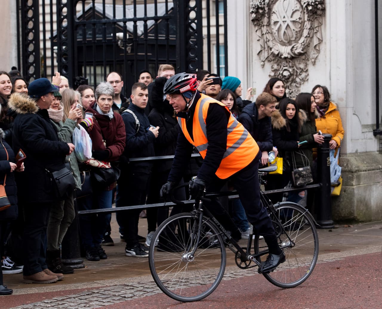 Charles Armstrong-Jones abandonó el palacio de Buckingham en bicicleta ante la mirada de los curiosos que se aglomeraron en la entrada del palacio.