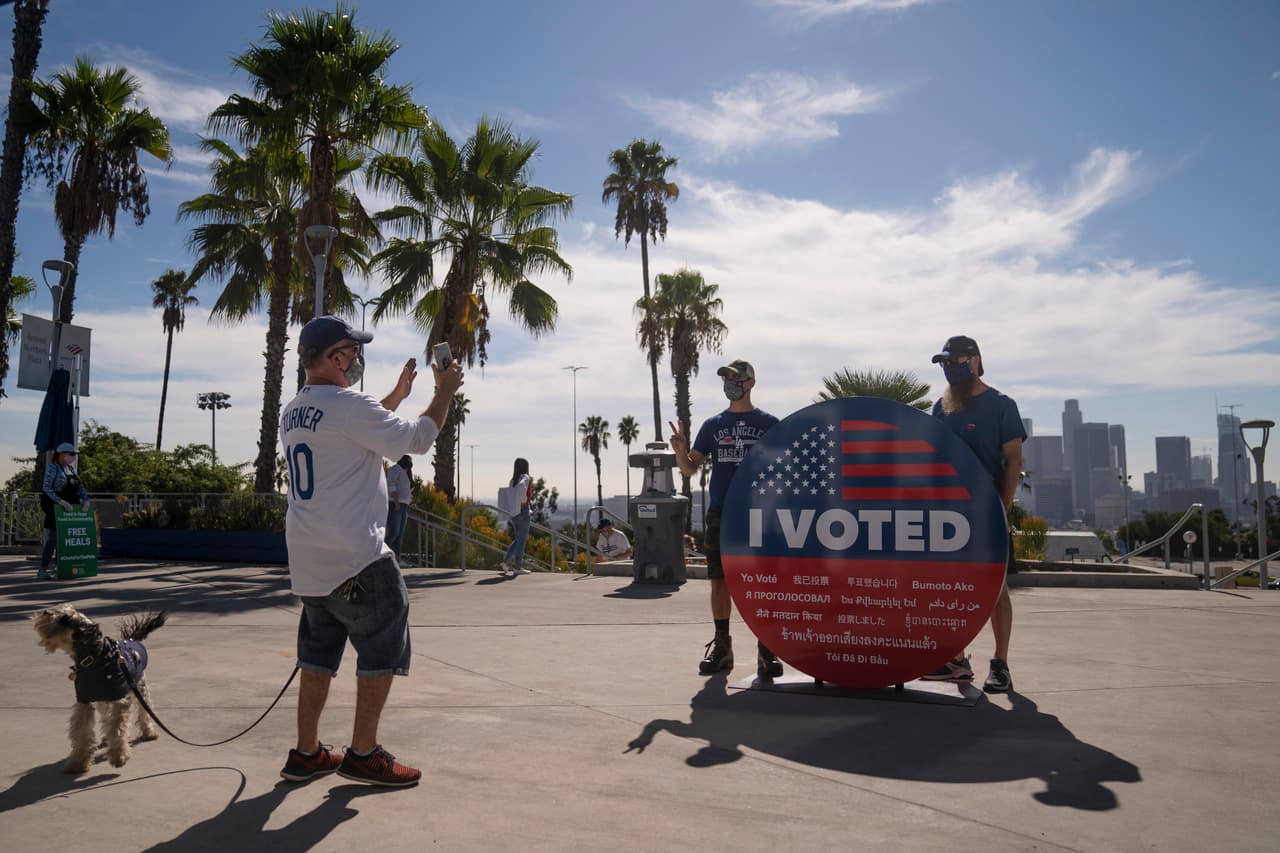 Más de 22 millones de personas están registradas para votar en California, casi el 88% de todos los adultos elegibles. Ese es el porcentaje más alto de cara a una elección general en los últimos 80 años, según la oficina del secretario de estado.
<br>