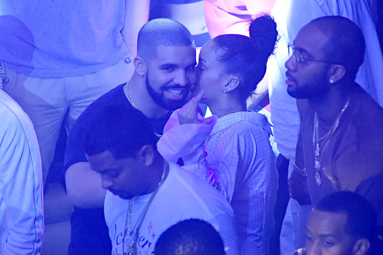 Rihanna y Drake fueron captados muy juntitos y divertidos en un lugar de Miami, Florida.