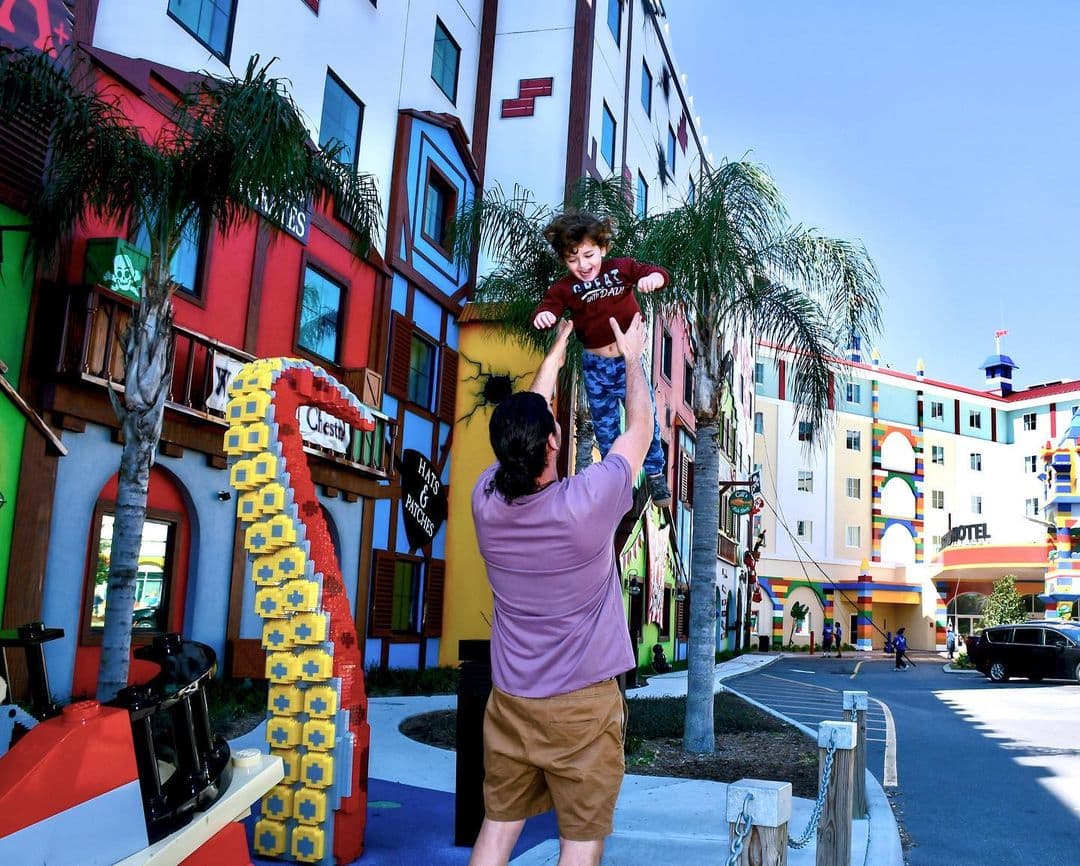 Áreas sensoriales bajas para permitir que los huéspedes con sensibilidades sensoriales tomen un descanso y se relajen en un ambiente menos estimulante.
<br>