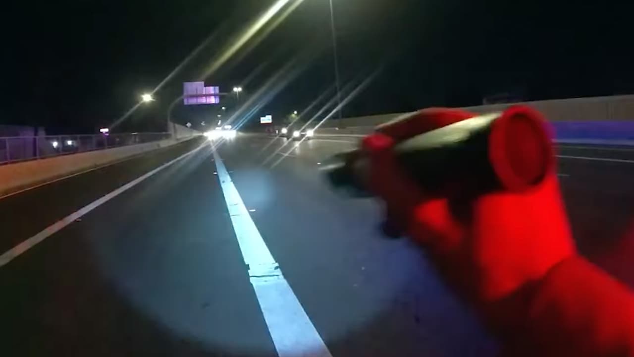 Agente de DPS se salva de ser arrollado en la autopista por conductor distraído