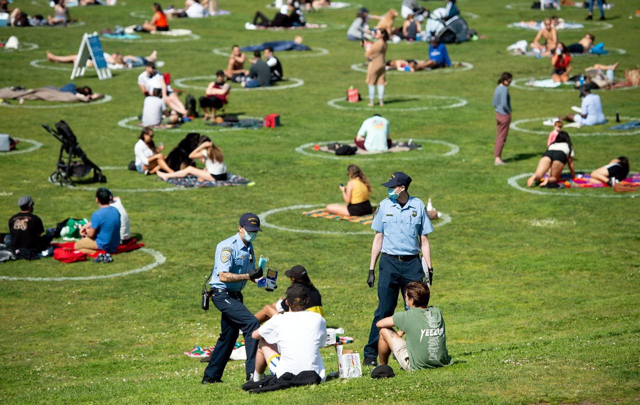 El popular parque Dolores, en San Francisco, estuvo completamente lleno, aunque en una sección las autoridades dibujaron círculos separados a seis pies unos de los otros para que los asistentes respetaran las prácticas de distanciamiento social.