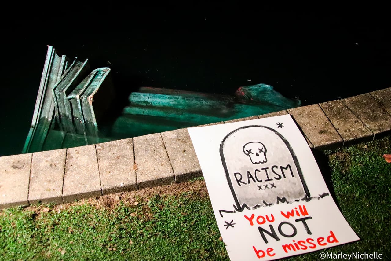 En medio de la convulsión generada por la muerte de George Floyd, una estatua de Cristóbal Colón fue derribada, quemada y tirada a un lago en Richmond, Virginia. El episodio ocurrió el martes 9 de junio por la noche, durante una manifestación en el Byrd Park.
<br>
