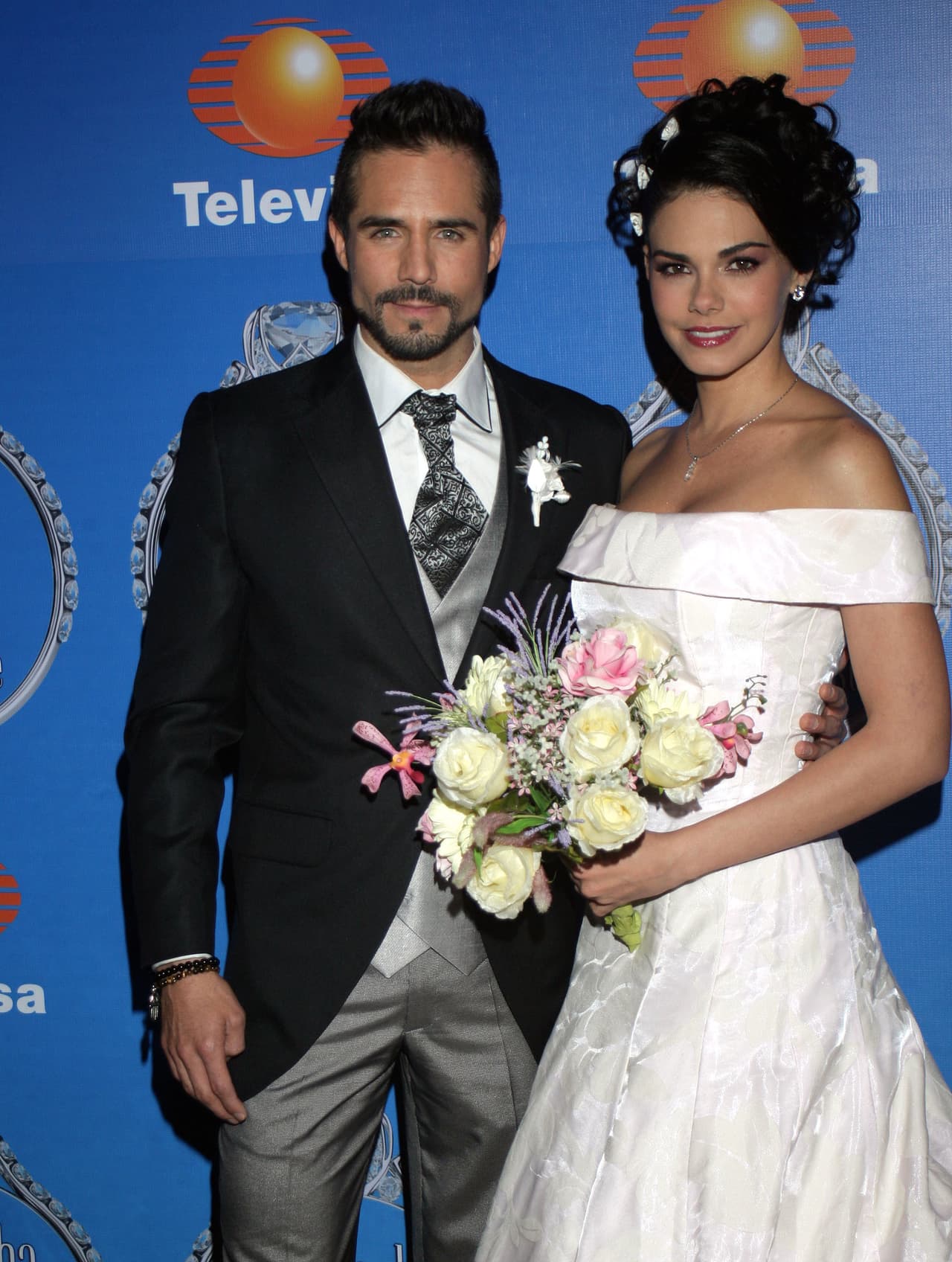 Pero detrás de ellos hay una historia de amor real. Ambos 
<b><a href="https://www.univision.com/series/la-piloto/estos-hombres-robaron-el-amor-de-livia-brito-fotos#5ded92c30000" target="_blank">tuvieron un breve romance en 2014 </a></b>cuando protagonizaron la telenovela
<b> Muchacha Italiana Viene a Casarse</b>. 
<br>