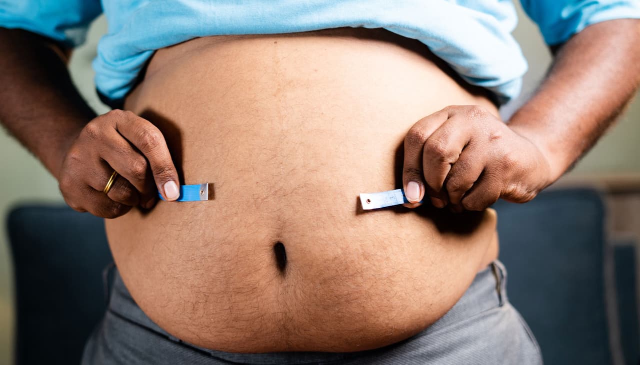 “Yo conozco gente que va a México y regresa con sus cajitas de Ozempic con las que se auto-recetan y se comienzan a inyectar una vez por semana para bajar de peso”, dijo el Dr. Varón.