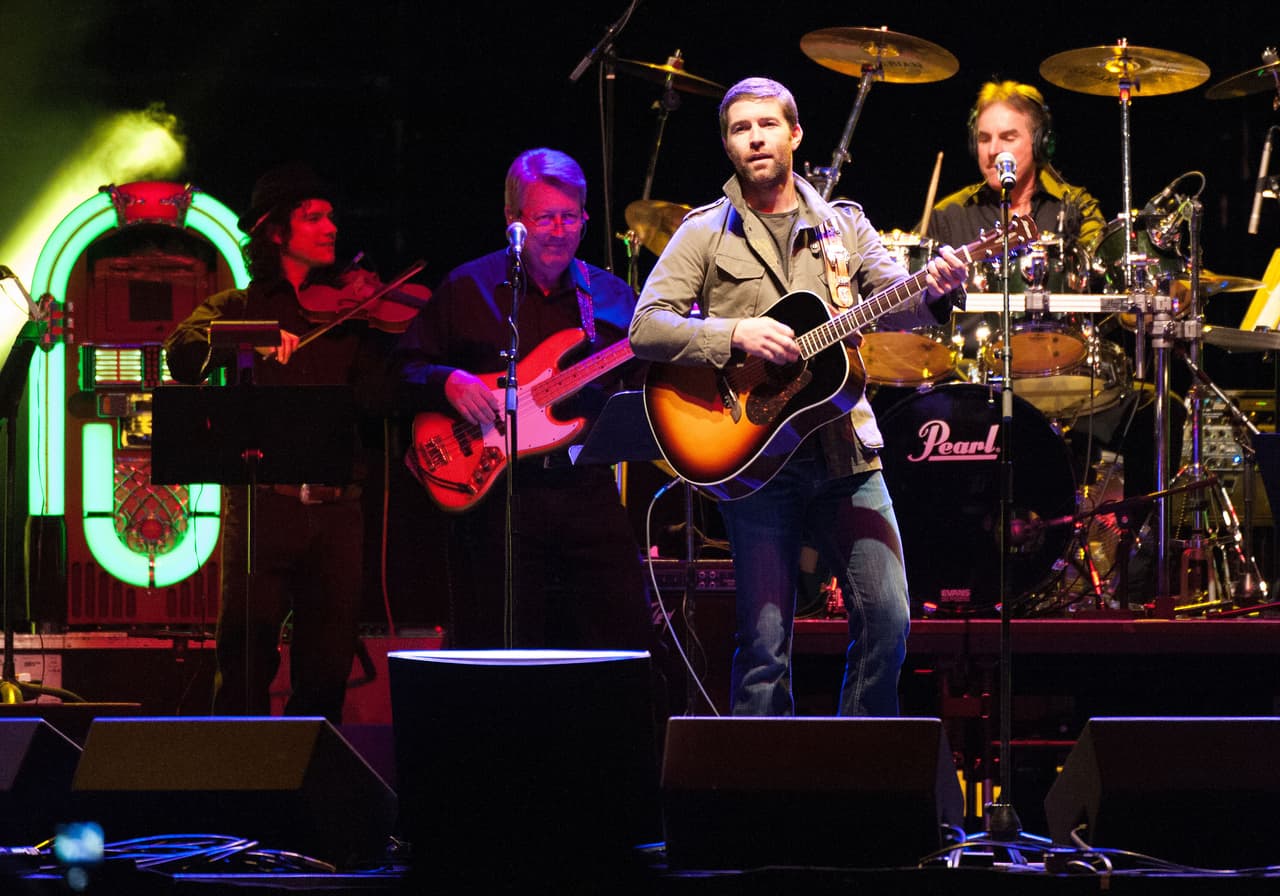 El autobús salió del Anfiteatro Vina Robles de el Paso Robles, California, después que concluyó un concierto de Josh Turner y se dirigía a otro show en el estado de Washington programado para el viernes, según 
<a href="https://www.ksby.com/news/local-news/bus-crashes-carrying-country-singer-josh-turners-road-crew-one-dead-several-injured" target="_blank">KSBY</a>.