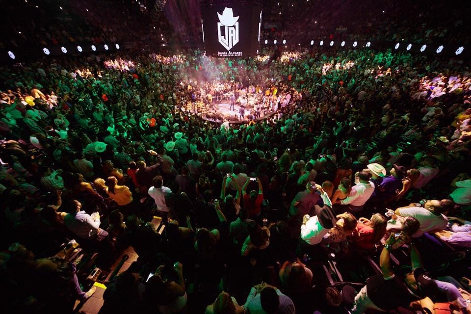 La noche del viernes el cantante chiapaneco inició el concierto con el éxito 'Y Así Fue' que el público regiomontano cantó junto a él.