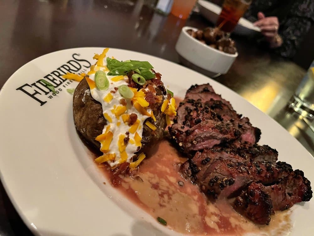 <b>Firebirds Wood Fired Grill </b>
<br>Dirección: 4350 Lassiter Rd Raleigh, NC 27609
<br>Teléfono: (919) 788-8778
<br>Sitio web: 
<a href="https://raleigh.firebirdsrestaurants.com/">https://raleigh.firebirdsrestaurants.com/</a> 
<br>
<b><a href="https://www.yelp.com/map/firebirds-wood-fired-grill-raleigh">Cómo llegar</a></b>
<br>
<br>Así se anuncian: “somos un restaurante estadounidense y de carnes conocido por nuestra cocina casera, sabores audaces y ambiente acogedor. Disfrute de nuestros artículos exclusivos del menú, que incluyen bistecs añejos cortados a mano y mariscos frescos o nuestros cocteles artesanales especiales y vinos selectos”.