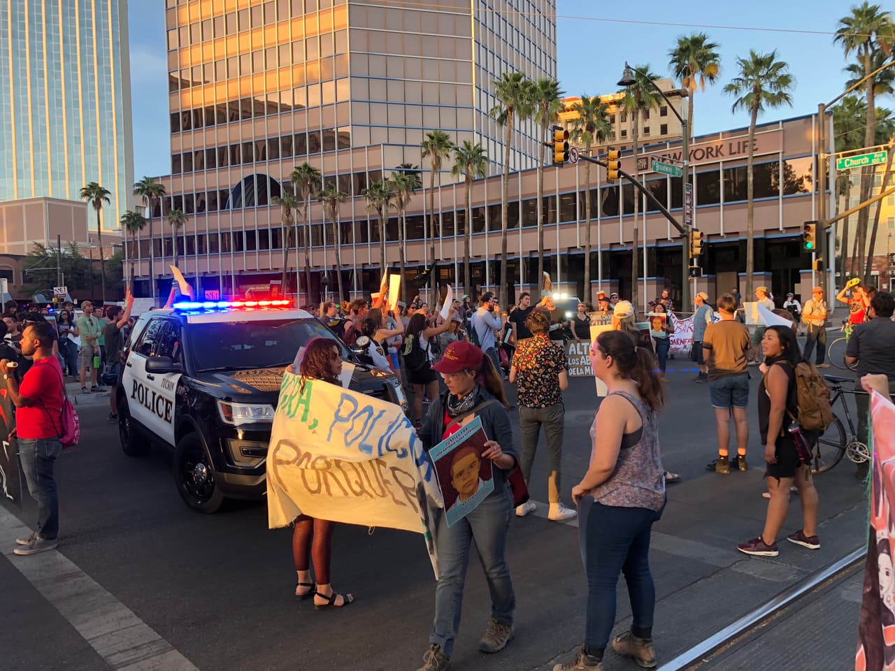 Algunos manifestantes intentaron enfrentarse a la policía para evitar que movieran los vehículos.