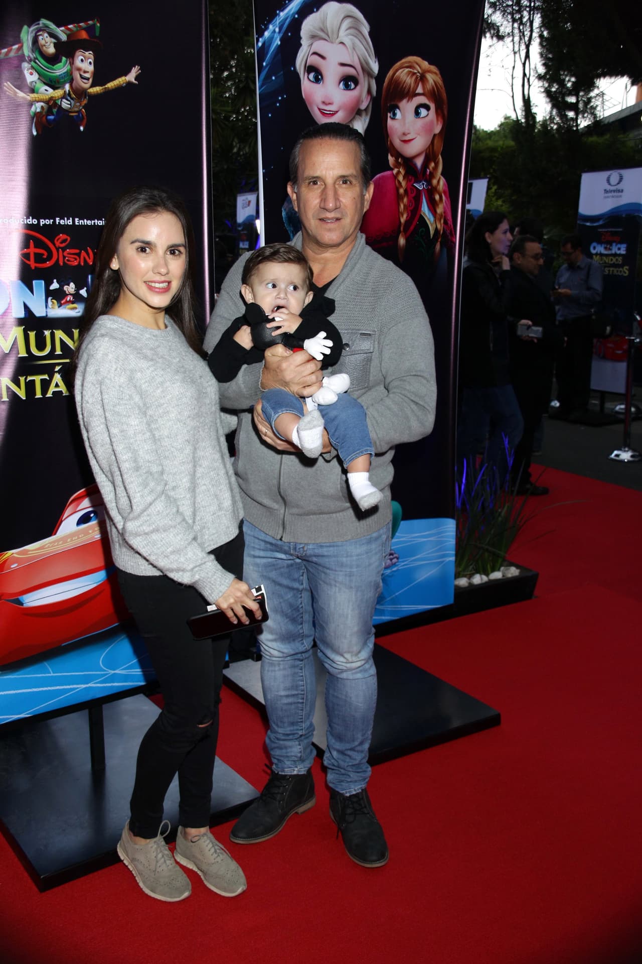 Plutarco Haza está casado con Ximena del Toro y la pareja tiene un hijo: Leonardo, nacido el 7 de febrero de 2019.