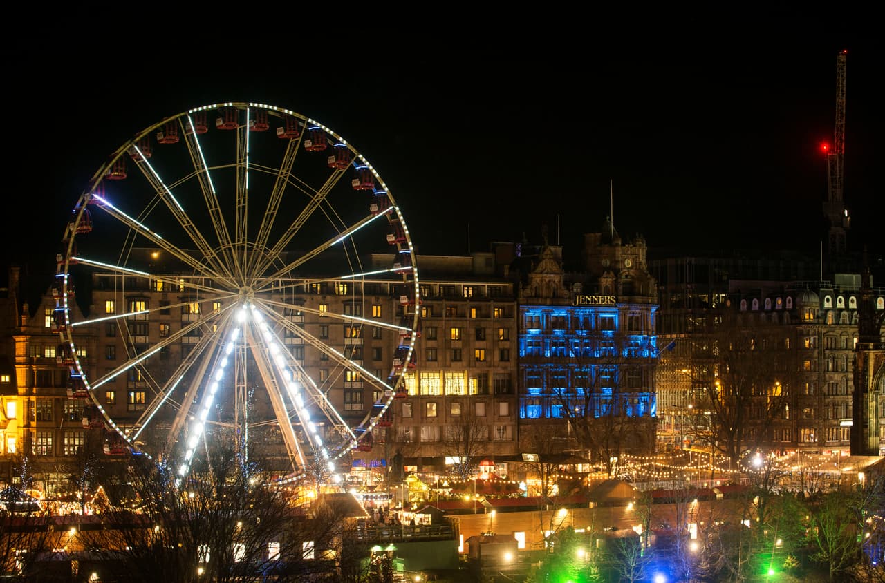 #HappyBlueYear, UNICEF ilumina sus instalaciones en Edimburgo de color azul, en honor de los menores refugiados sirios.