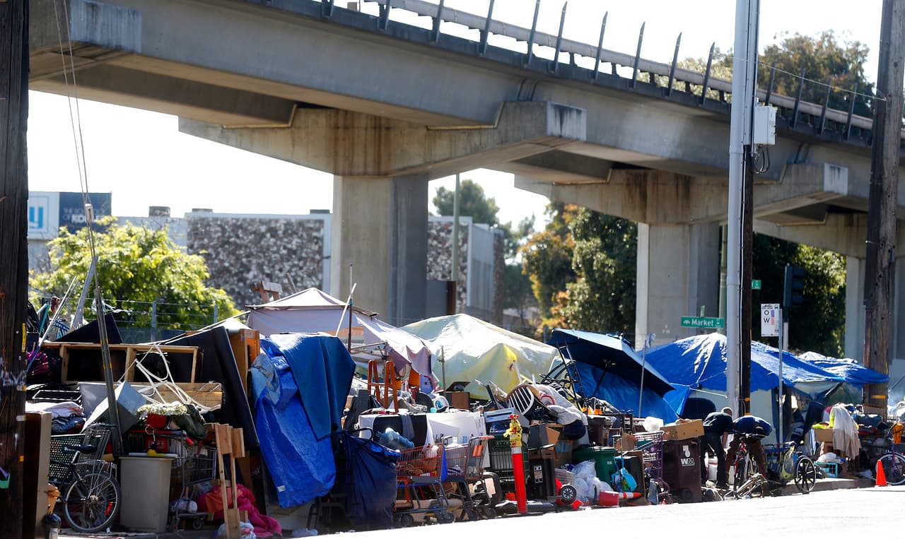 De acuerdo con el último reporte del 
<a href="https://files.hudexchange.info/resources/documents/2018-AHAR-Part-1.pdf" target="_blank">Departamento de Vivienda y Desarrollo Urbano</a> de Estados Unidos al menos 552,830 personas no poseen una casa en la que vivir.