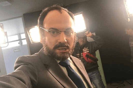 Lalo España caracterizado del canciller de México Luis Videgaray.